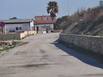 Oltrepassate le frazioni �Le Macchie� e �San Matteo� di fatto occupate da abitazioni e residence privati che non permettono l�accesso al mare, dopo due chilometri di cammino riusciamo finalmente a incrociare una via che ci permette di raggiungere la costa, in localit� �Belluogo�. 
La strada ci porta davanti al lido �Mamas beach�, unico edificio ancora attivo in questa zona